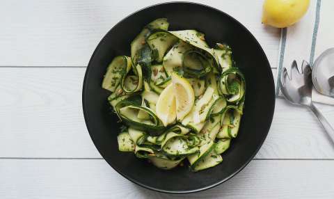 Snelle courgette salade met citroen en munt